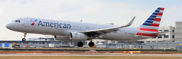 Airbus A321 (N152AA)