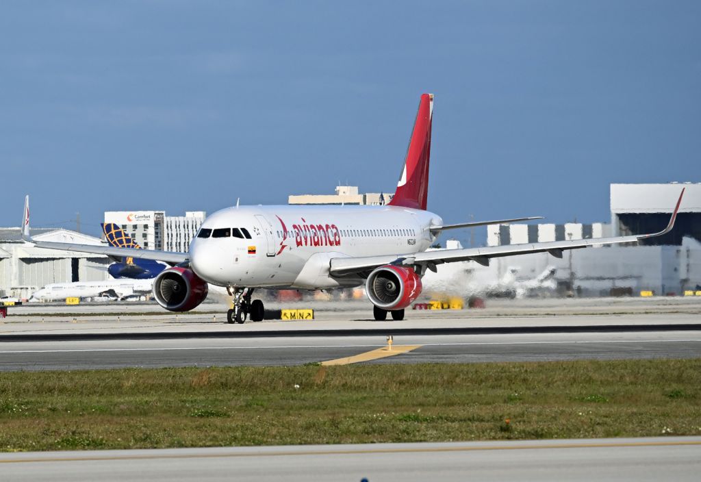 Airbus A320 (N632AV)
