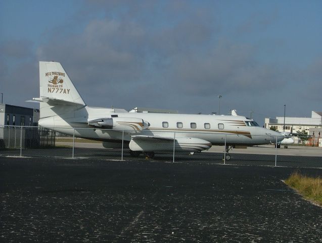 Lockheed Jetstar 2 (N777AY) - Shame about the fence.