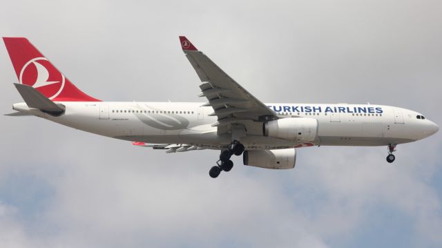 Airbus A330-200 (TC-LOM)
