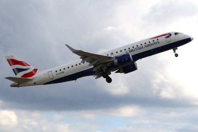 Embraer ERJ-190 (G-LCYM)