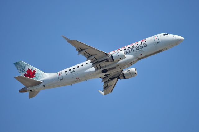 Embraer 175 (C-FUJE) - 07-06-20