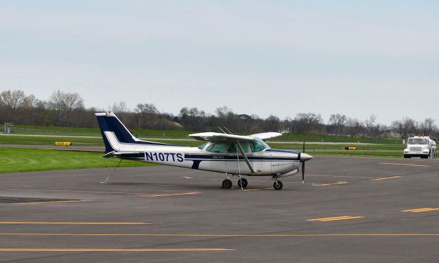 Cessna Skyhawk (N107TS) - Cessna C-172 Skyhawk N107TS in Middletown 