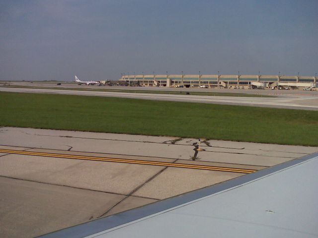 McDonnell Douglas MD-80 — - After our Chicago flight lands at MCI, our MD80 heads for C terminal. MCI is unique in that it is one of only a few circular or horse shoe shaped terminals in the US.