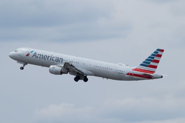 Airbus A321 (N196UW)