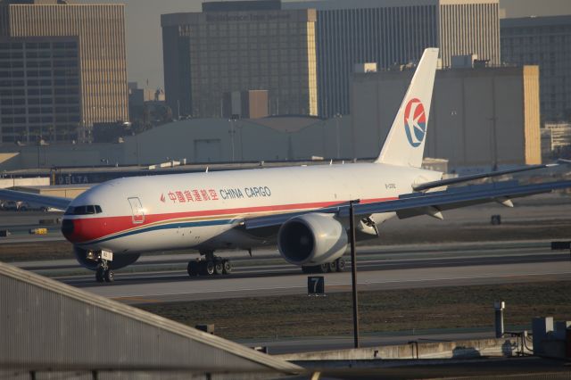 BOEING 777-200LR (B-2082)