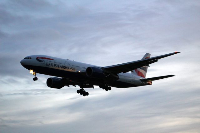 Boeing 777-200 (G-YMMG) - A British Airways B777-200 on final approach into LHR, landing on Runway 27L.br /br /Location: Myrtle Ave.br /Date: 04.10.22 (dd/mm/yy).