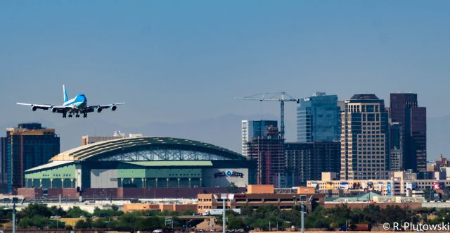 N28000 — - Air Force One landing RWY 8 Over Downtown Phoenix