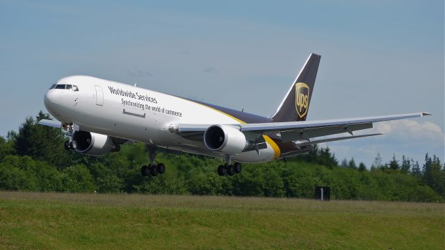 BOEING 767-300 (N358UP) - BOE289 on final approach to runway 34L to complete a flight test 6/5/13. (LN:1053 cn 37864).