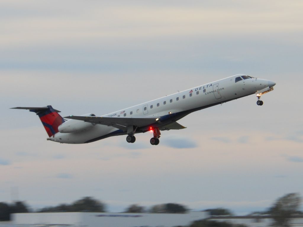 Embraer ERJ-135 (N266SK)