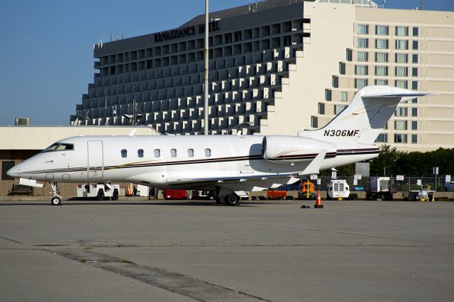 Bombardier Challenger 300 (N306MF)