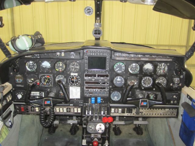 Piper Aztec (N62697) - Panel