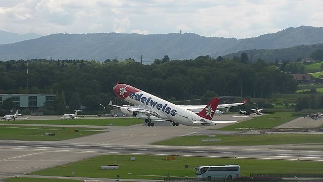 Airbus A330-300 (HB-JHQ)