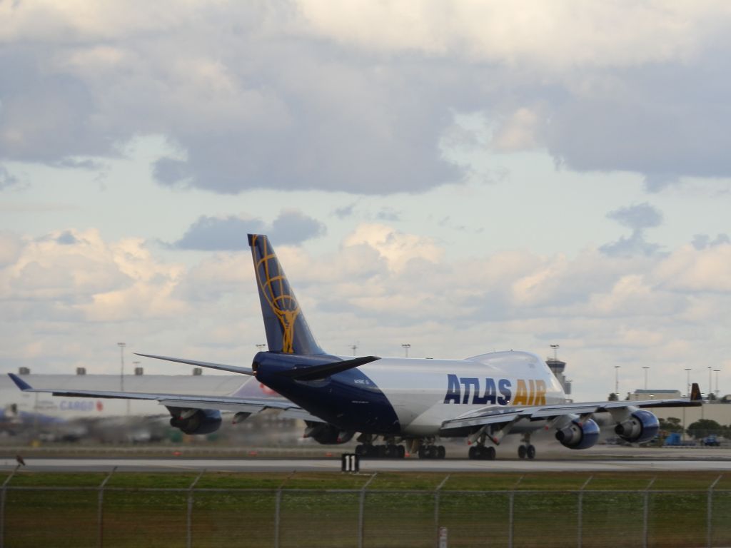 Boeing 747-400 (N415MC)