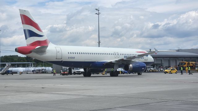 Airbus A320 (G-EUUD)