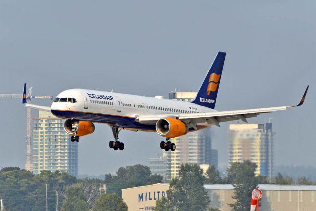Boeing 757-200 (TF-FIZ)