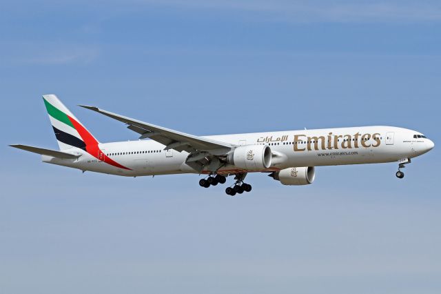 BOEING 777-300 (A6-ECE)