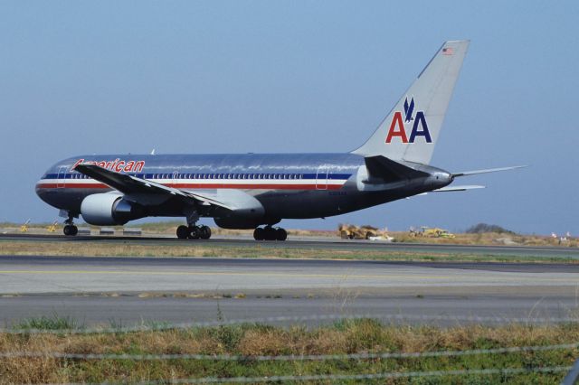 BOEING 767-200 (N304AA) - Departure at San Francisco Intl Airport Rwy01R on 1991/09/11