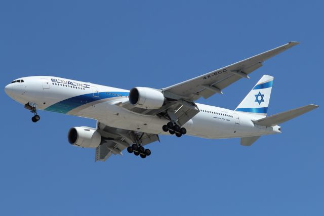 Boeing 777-200 (4X-ECC) - 23/08/2025:br /Flight LCA > TLV, final to runway 30.