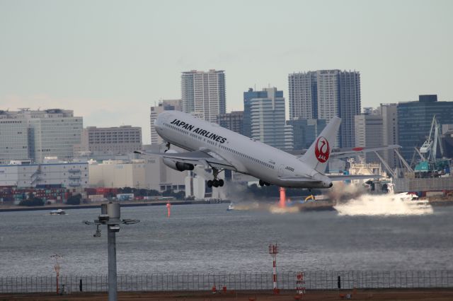 BOEING 767-300 (JA8986) - 23 December 2016: