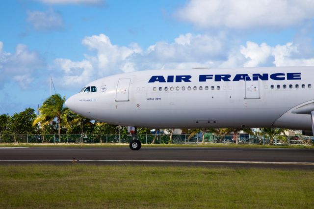 Airbus A340-300 (F-GNII) - Air France 3510 backtracks after landing Rwy 10 in Sint Maarten..