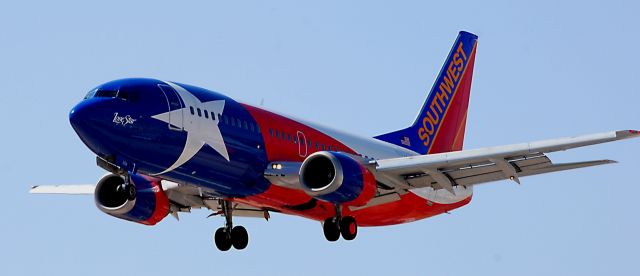 BOEING 737-300 (N352SW) - Lone Star on final