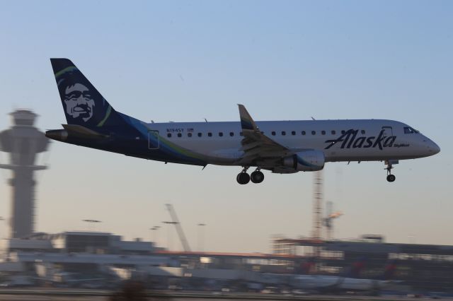 EMBRAER 175 (long wing) (N194SY)