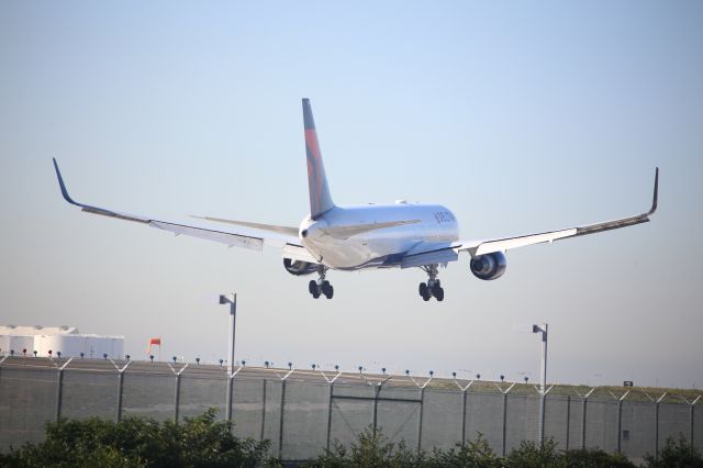 BOEING 767-300 (N175DN)