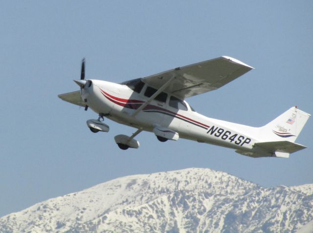 Cessna Skyhawk (N964SP) - Taking off RWY 26L