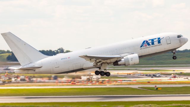 BOEING 767-200 (N762CX)