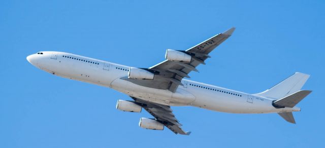 Airbus A340-300 (CS-TQZ)