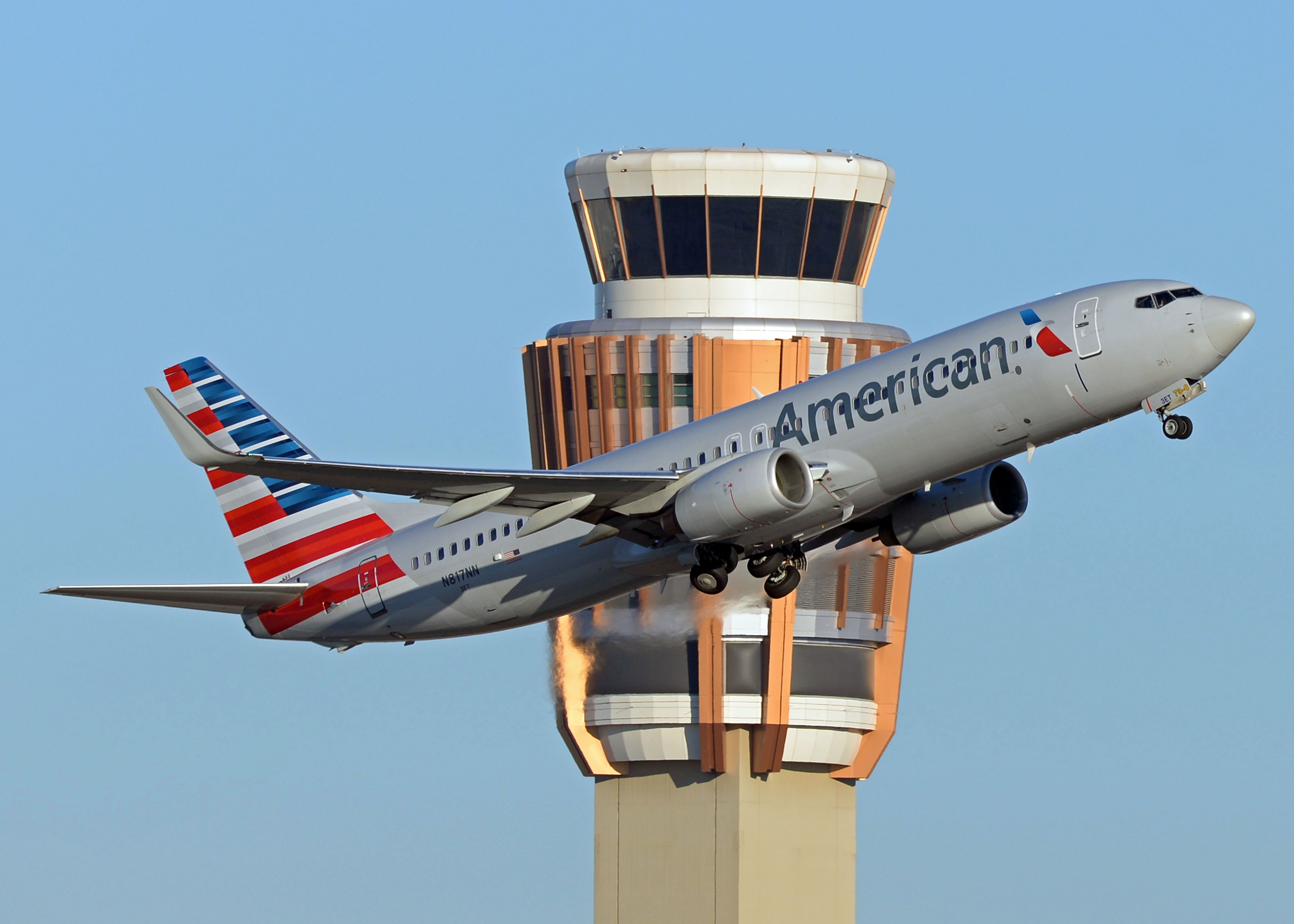 Boeing 737-800 (N817NN)