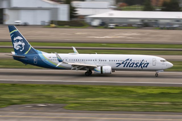 Boeing 737-900 (N263AK) - 7th November, 2023: Air brakes and reverse thrusters on full as she grinds to a halt after touch down on runway 28L at PDX. 