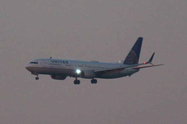 Boeing 737-900 (N62895) - Runway: 28C. Operating as UAL2016 on 1/27/2018