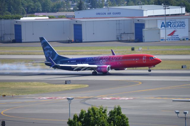 Boeing 737-900 (N493AS) - ASA557 sporting the "More to Love" livery arriving on 28L from Los Angeles (KLAX/LAX).