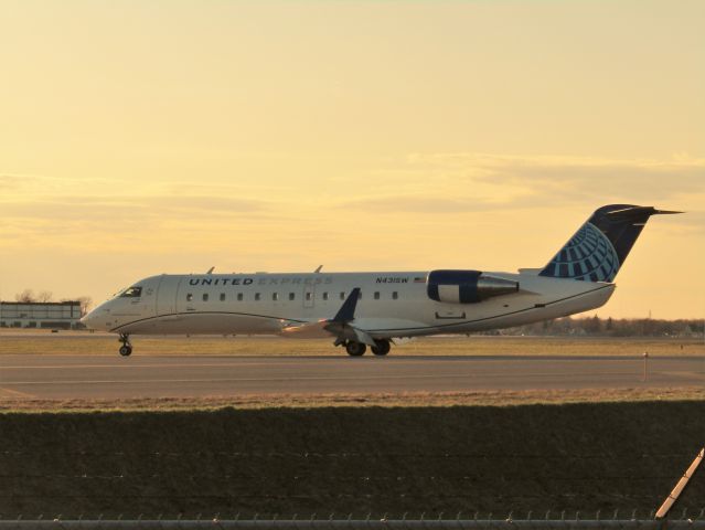 Canadair Regional Jet CRJ-200 (N431SW) - Beautiful sunset view of the new livery CRJ200! Please select "FULL" for HD!