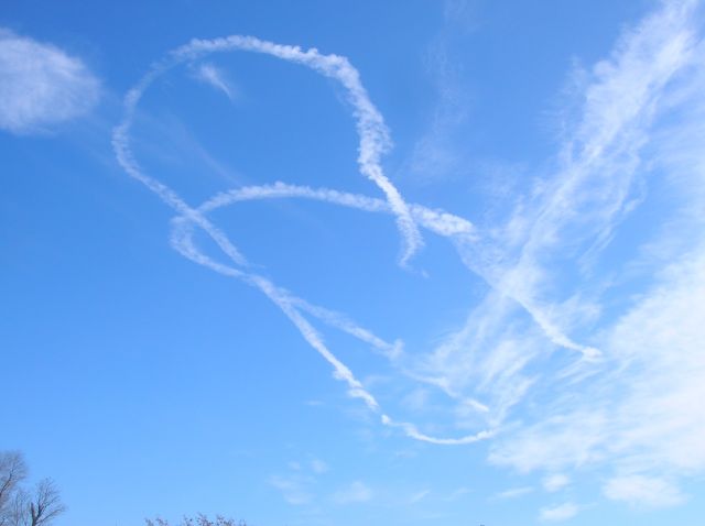 — — - What kind of wind does this to a Contrail?  Photo taken over Layton, Utah