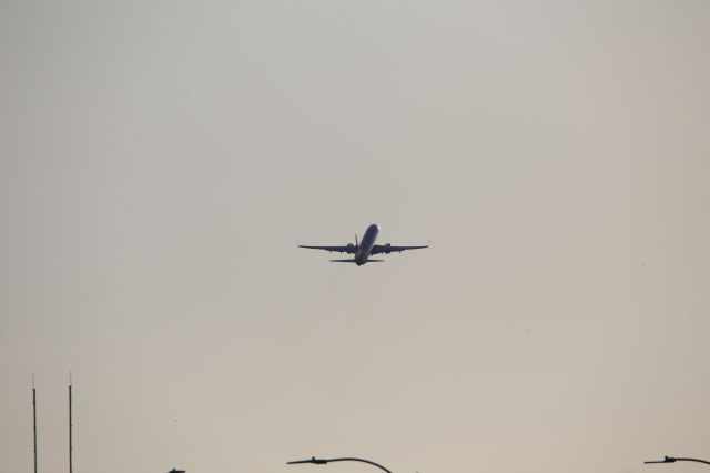 Boeing 737-800 (N8608N)