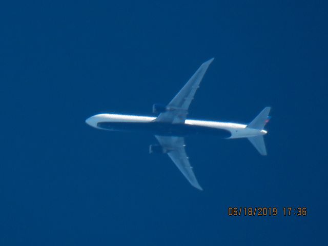 BOEING 767-400 (N840MH)