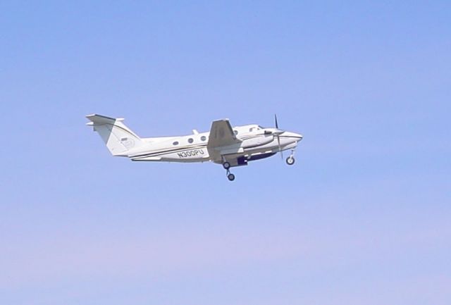 Beechcraft Super King Air 200 (N300PU) - Departing 09 @ KHNB on 2/24/09