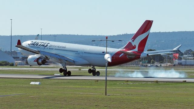 Airbus A330-200 (VH-EBE) - Airbus A330-202 Qantas VH-EBE runway 03 YPPH 160618.