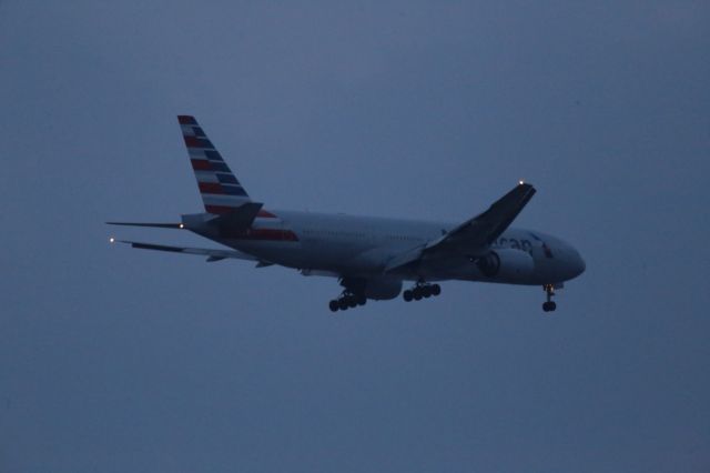 Boeing 777-200 —