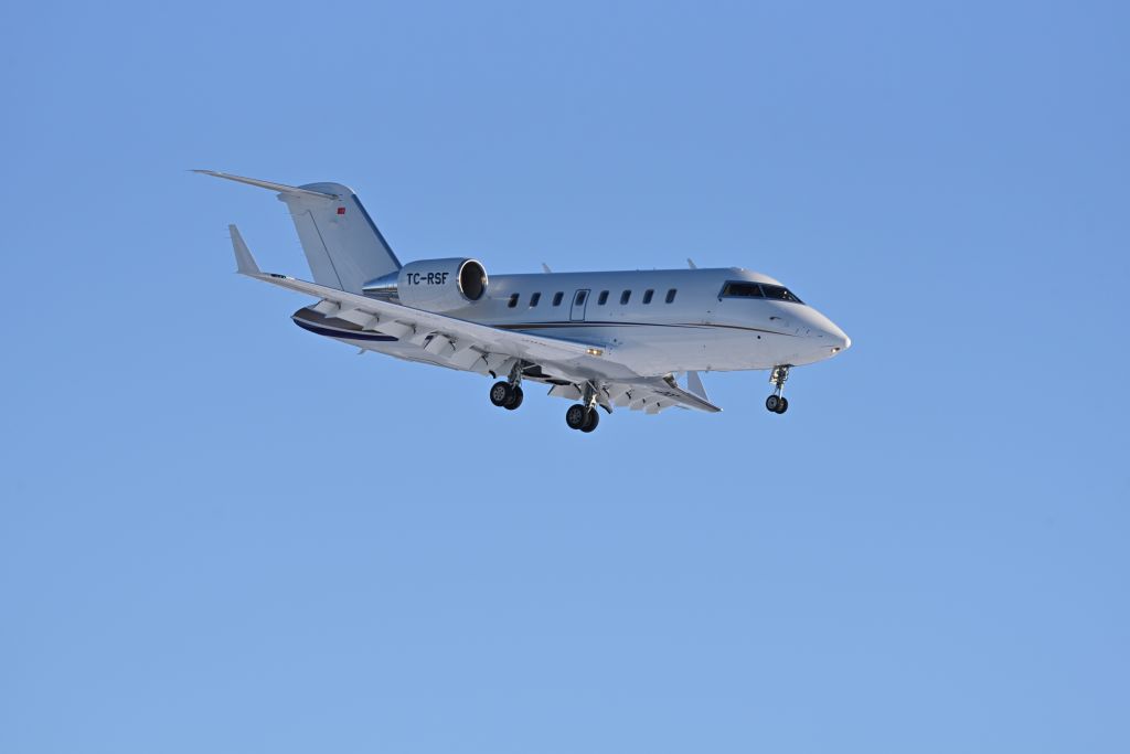 Canadair Challenger (TC-RSF) - Landing runway 26 (medevac)