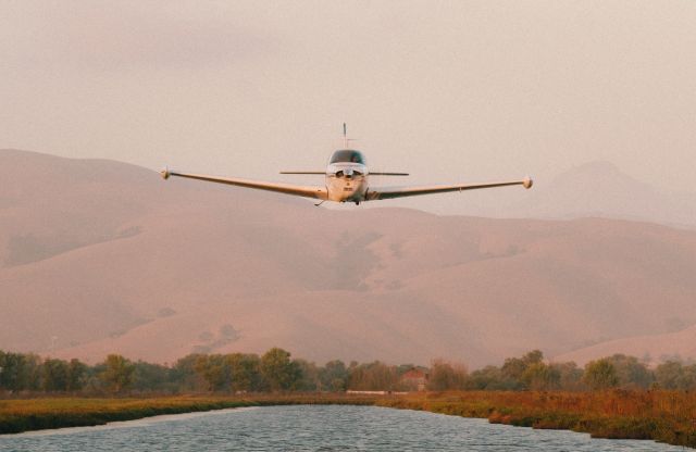 Beechcraft Bonanza (33) (N4104S)