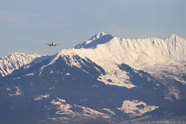 Boeing 737-800 (G-JZHP)