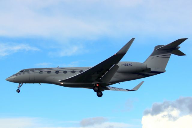 Gulfstream Aerospace Gulfstream G650 (I-SEAO) - Servizi Aerei G650ER on short finals for rwy 25 on 24-Feb-22 visiting on a round trip from LIML as SNM832.