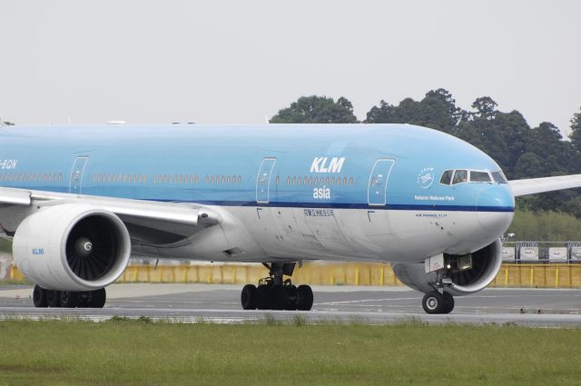 Boeing 777-200 (PH-BQN) - Departure at NRT Airport R/W16R on 2012/05/26 KLM Asia