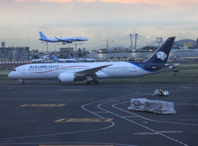 Boeing 787-8 (XA-ADC) - A321 INTERJET LANDING + B788 AEROMEXICO XA-ADC
