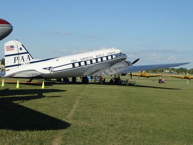 Douglas DC-3 (N33611)