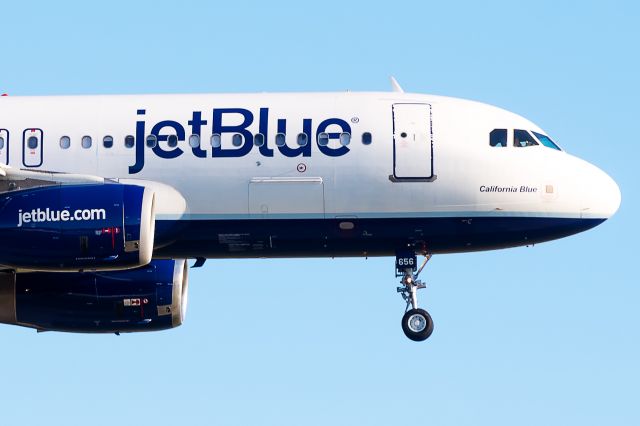 Airbus A320 (N656JB) - California Blue arriving 24R, Cleveland-Hopkins IAP